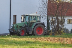 Gruenflaeche mulchen mit Traktor 1