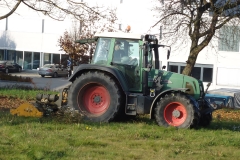 Gruenflaeche mulchen mit Traktor 2